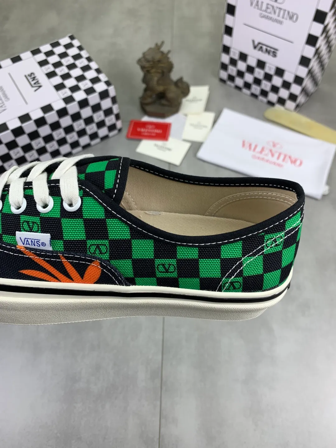 Men's shoes 💰P460 New Valentino❌Wans co-branded Valentino and Vans release new co-branded sneakers, integrating Valentino's Italian high-definition aesthetics and Vans's free and authentic spirit, giving classic shoes a personality that spans the ages. Many stars - Jolin Tsai. Yang Zi. Liu Wen. Ma Baiquan. Choi Soobin. freen. Song Zuer. JJ Lin. zel. Cecilia Cheung. shark. Xin Yunlai...Same style. Female model: 35-42 (41.42 is custom-made and non-refundable) Men's model: 39-46 (45.46 is custom-made and non-refundable)